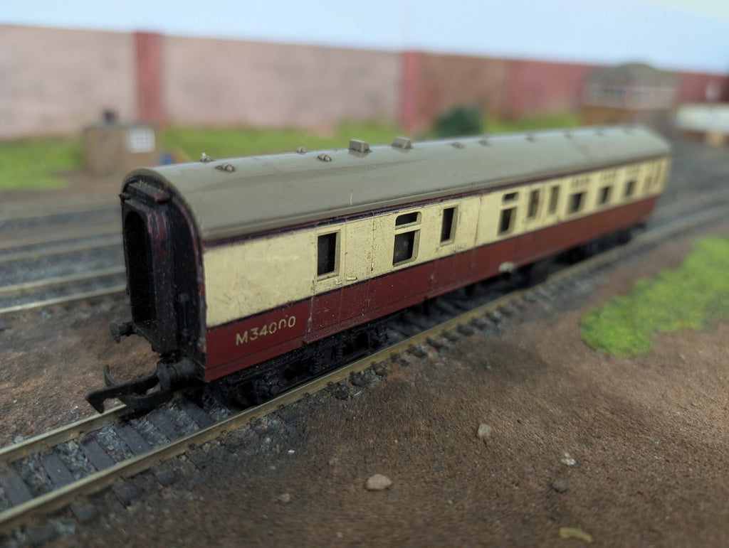 Triang M34000 R28 Passenger Coach Vintage Railway Train Carriage Guard