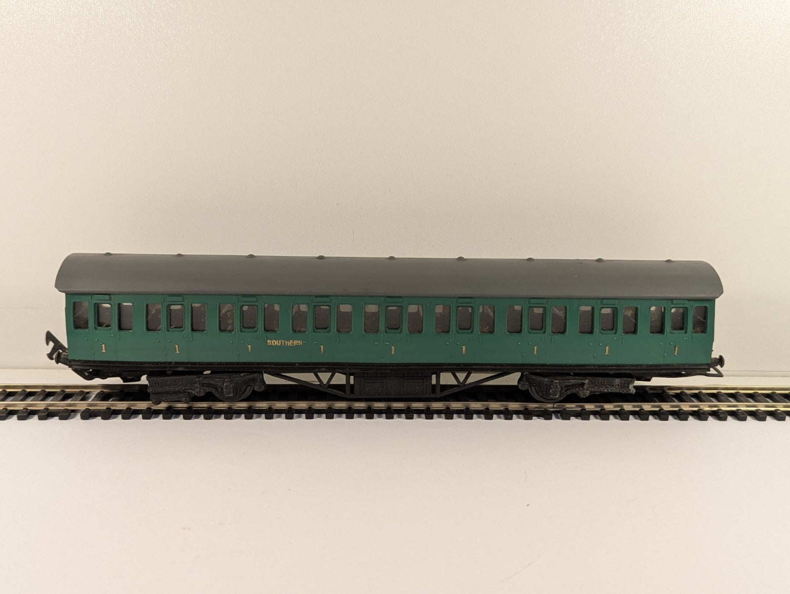 Graham Farish OO Gauge Southern Railway Green First Class Coach Boxed