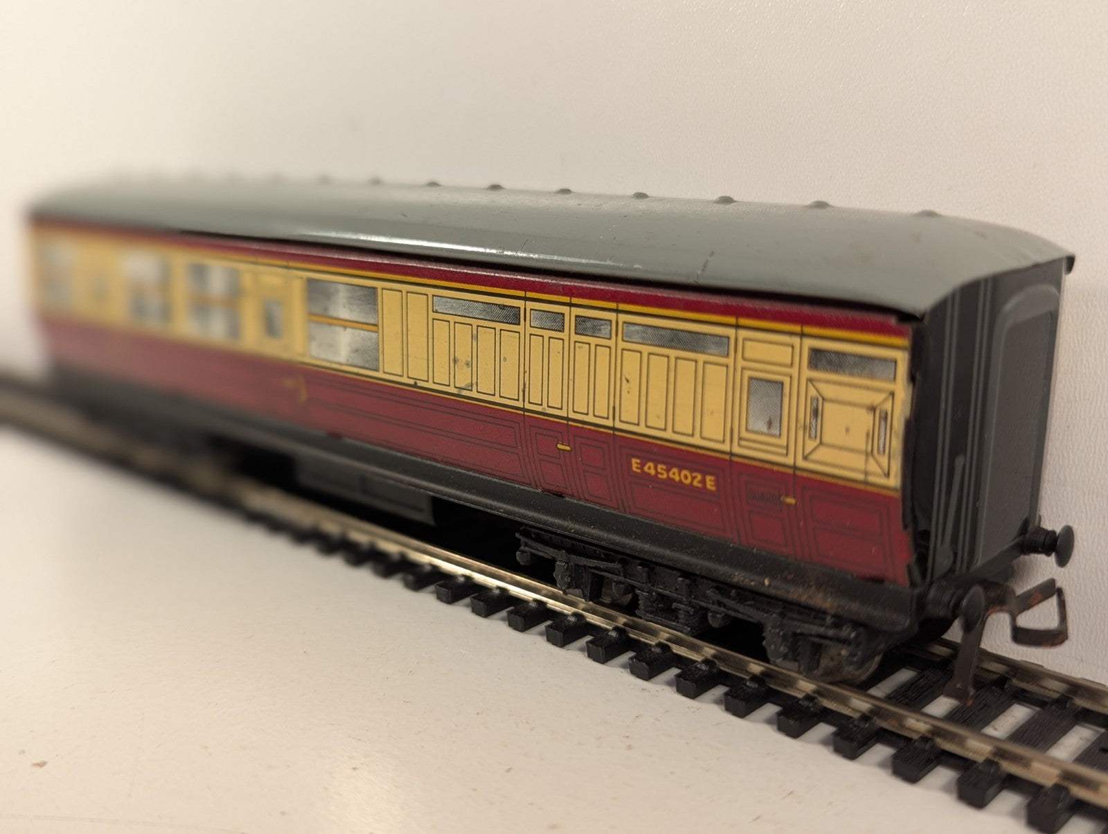 Hornby Dublo OO Gauge Tinplate Coach No. E45402E