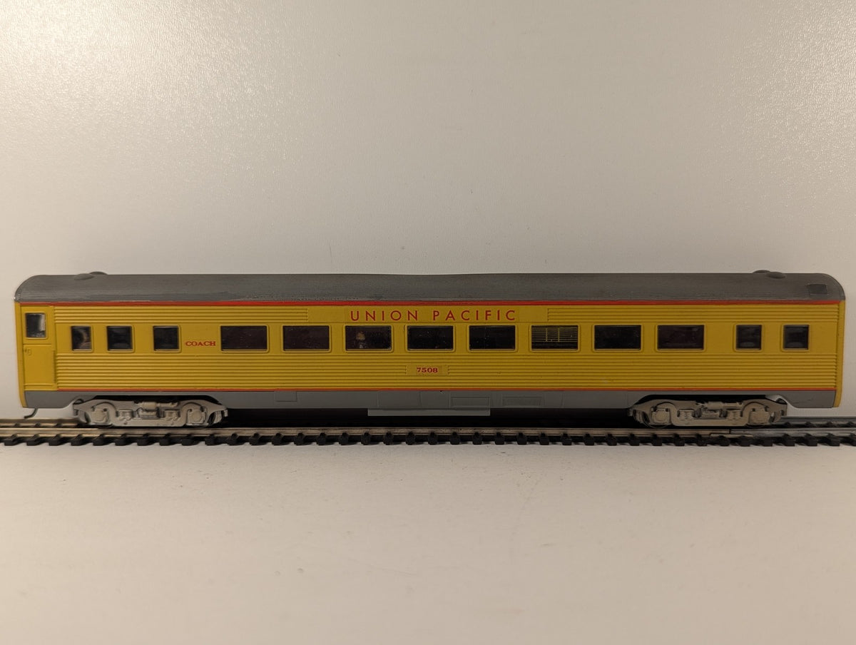 Rivarossi HO Gauge Union Pacific Coach Passenger Coach 7508 2688