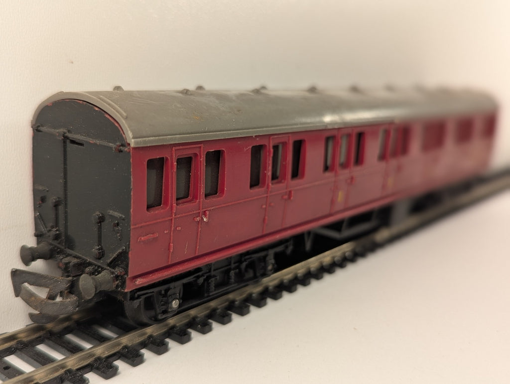 Tri-ang OO Gauge Suburban Coach Passenger Coach M41006 BR Maroon