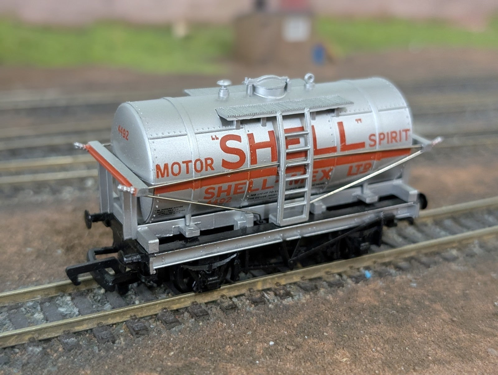 Mainline 37-165 Tank Wagon SHELL 4492 OO  Gauge