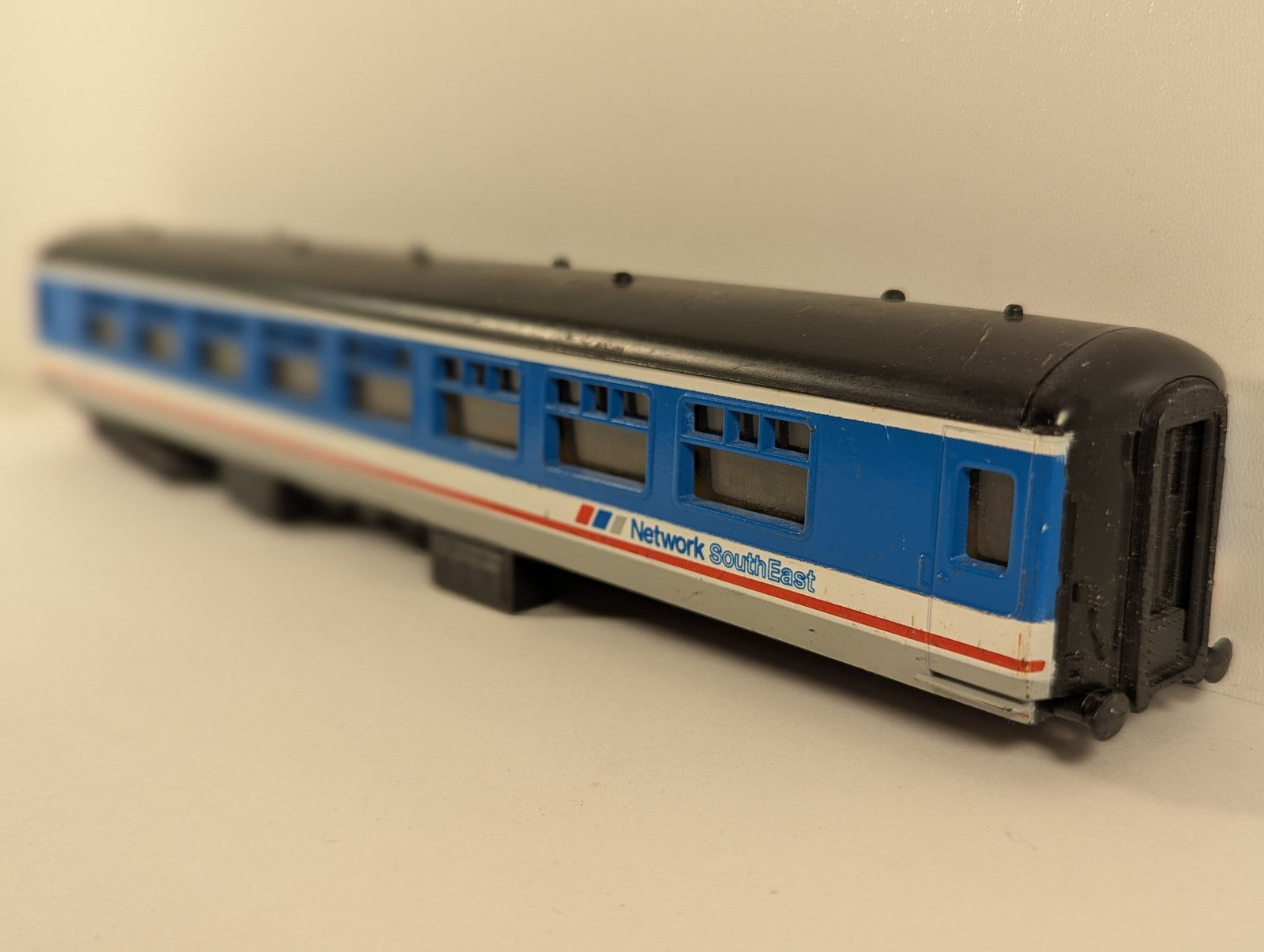 Lima OO Gauge British Rail Mark 1 TSO Passenger Coach 5448 Network SouthEast