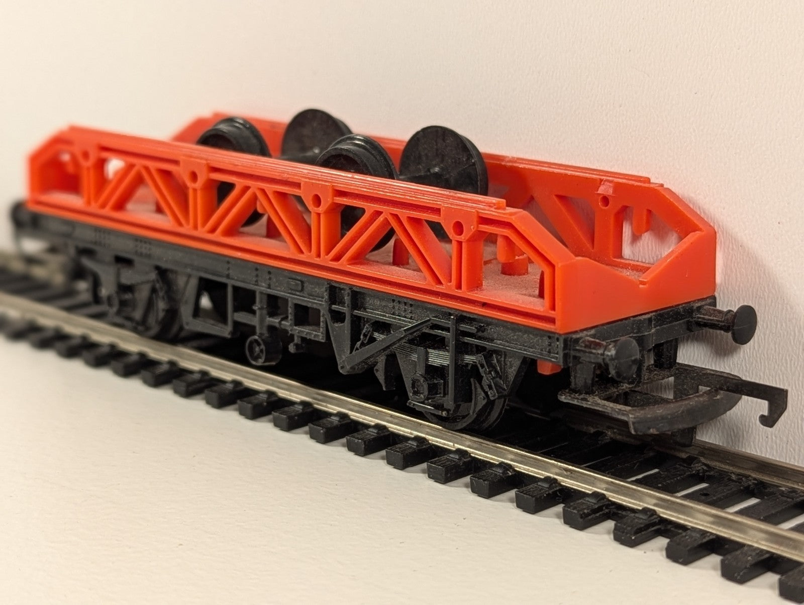 Hornby R224 OO Gauge Flat Wagon with Detachable Wheel Load