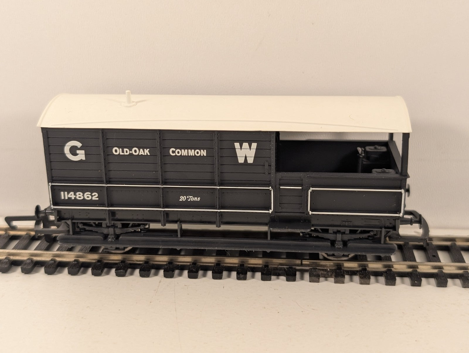 Hornby R6077B OO Gauge GWR Toad Brake Van Old Oak