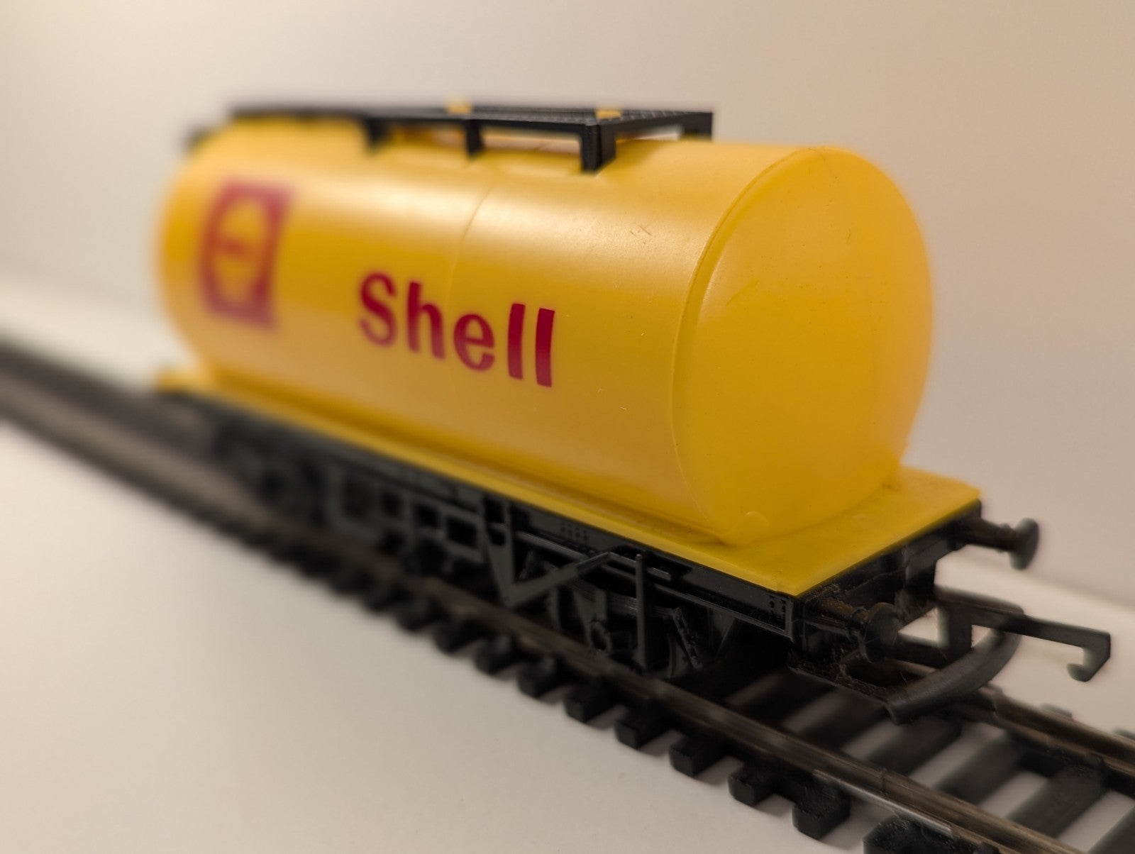 Hornby R227 OO Gauge Shell Tank Wagon – Yellow