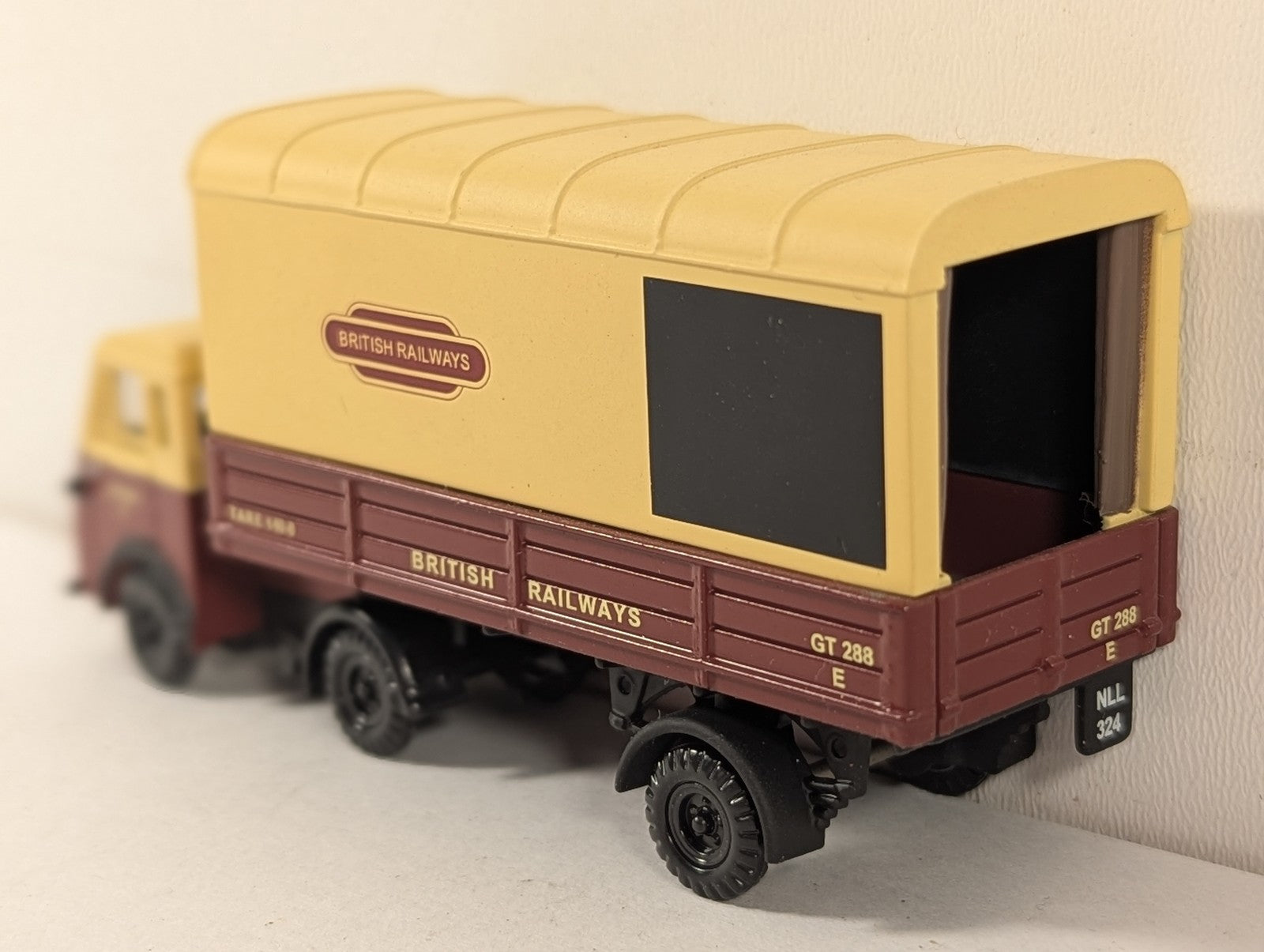 Classix OO Gauge Jensen Jen-Tug with Parcel Van Trailer Die-cast Vehicle