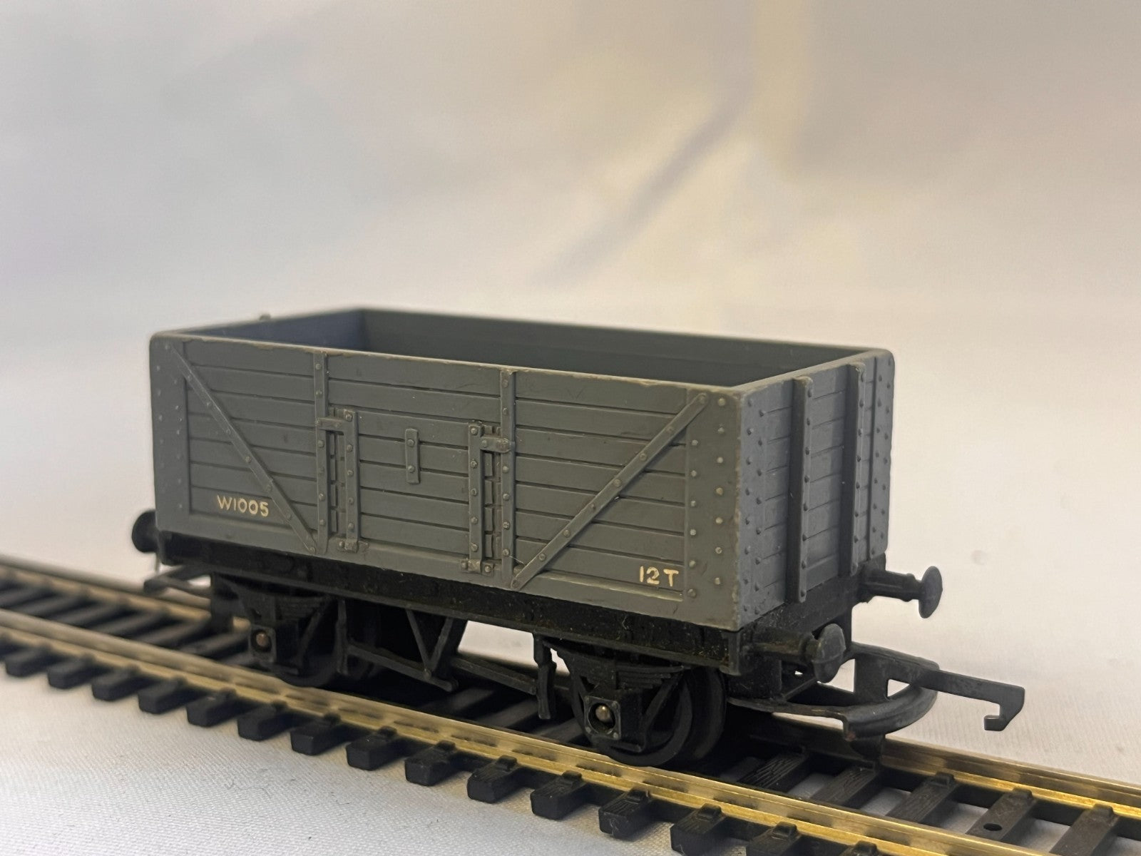 Tri-ang R10 OO Gauge 12 Ton Open Goods Truck Grey