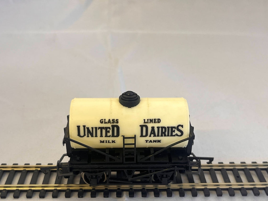 Hornby R007 OO Gauge White United Dairies Milk Tank Wagon Boxed