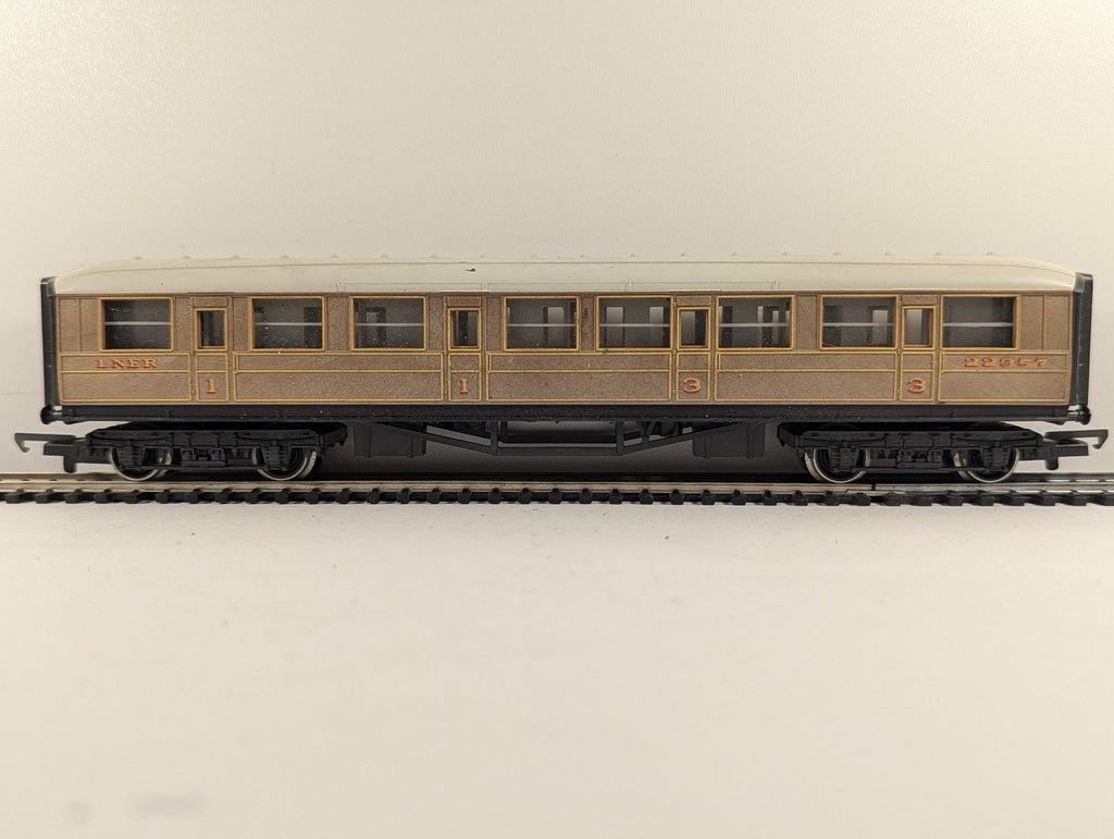 Hornby OO Gauge Gresley LNER Composite Coach Passenger Coach 22357 LNER Teak