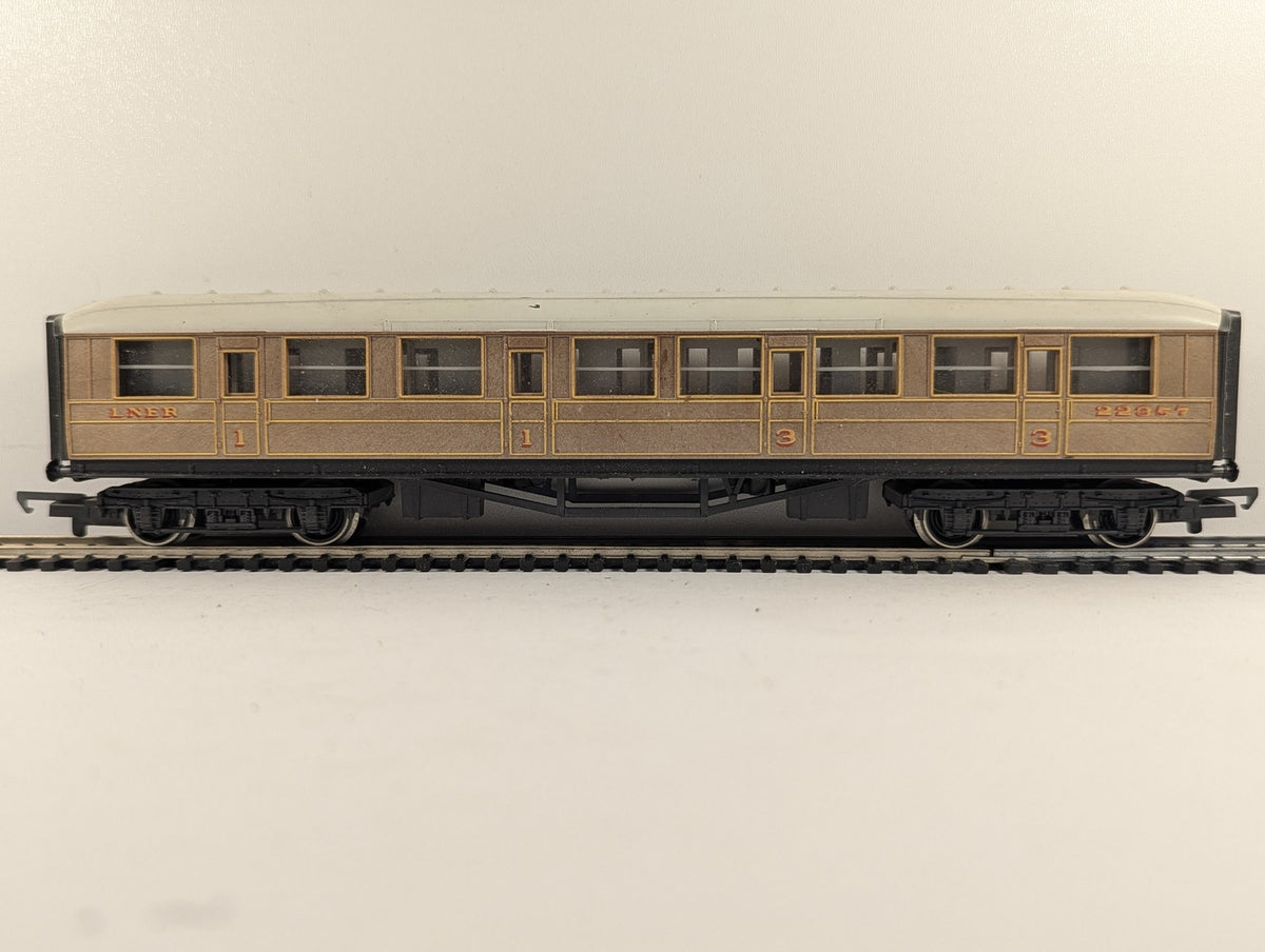 Hornby OO Gauge Gresley LNER Composite Coach Passenger Coach 22357 LNER Teak