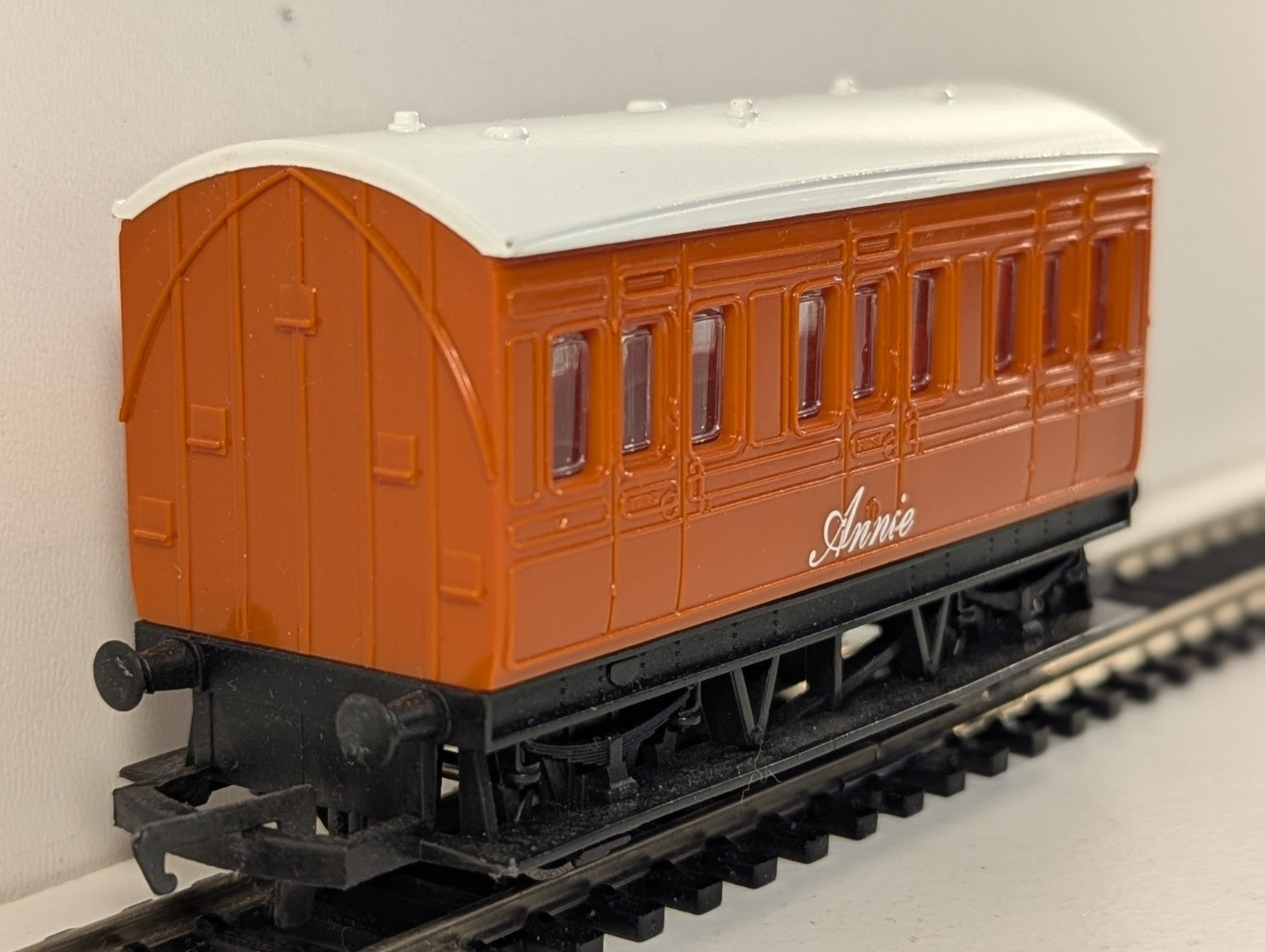 Hornby R110 Thomas & Friends Annie Coach
