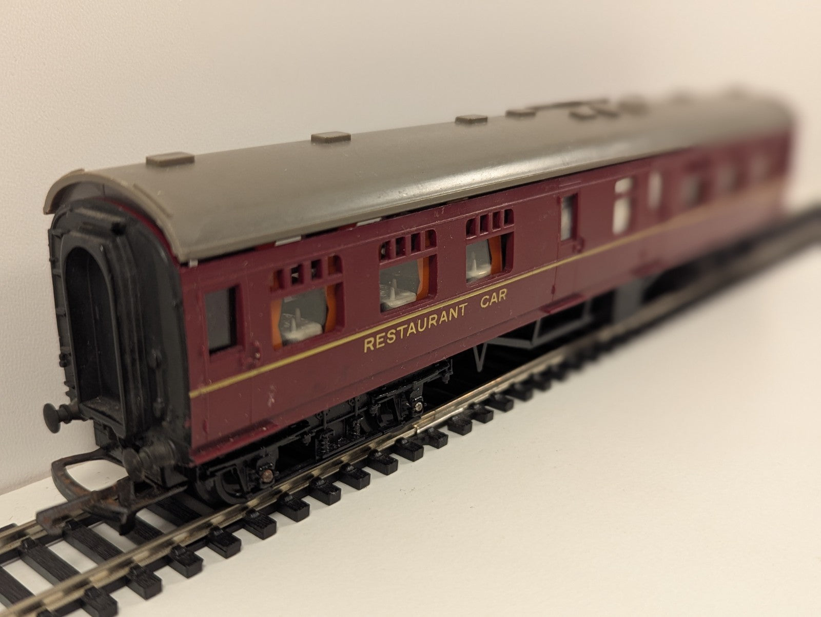 Tri-ang R229 OO Gauge BR Mk1 Restaurant Car – Maroon – M2001