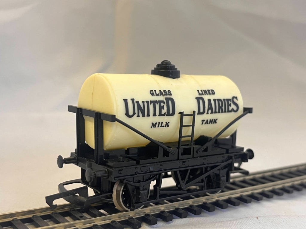 Hornby R007 OO Gauge White United Dairies Milk Tank Wagon Boxed