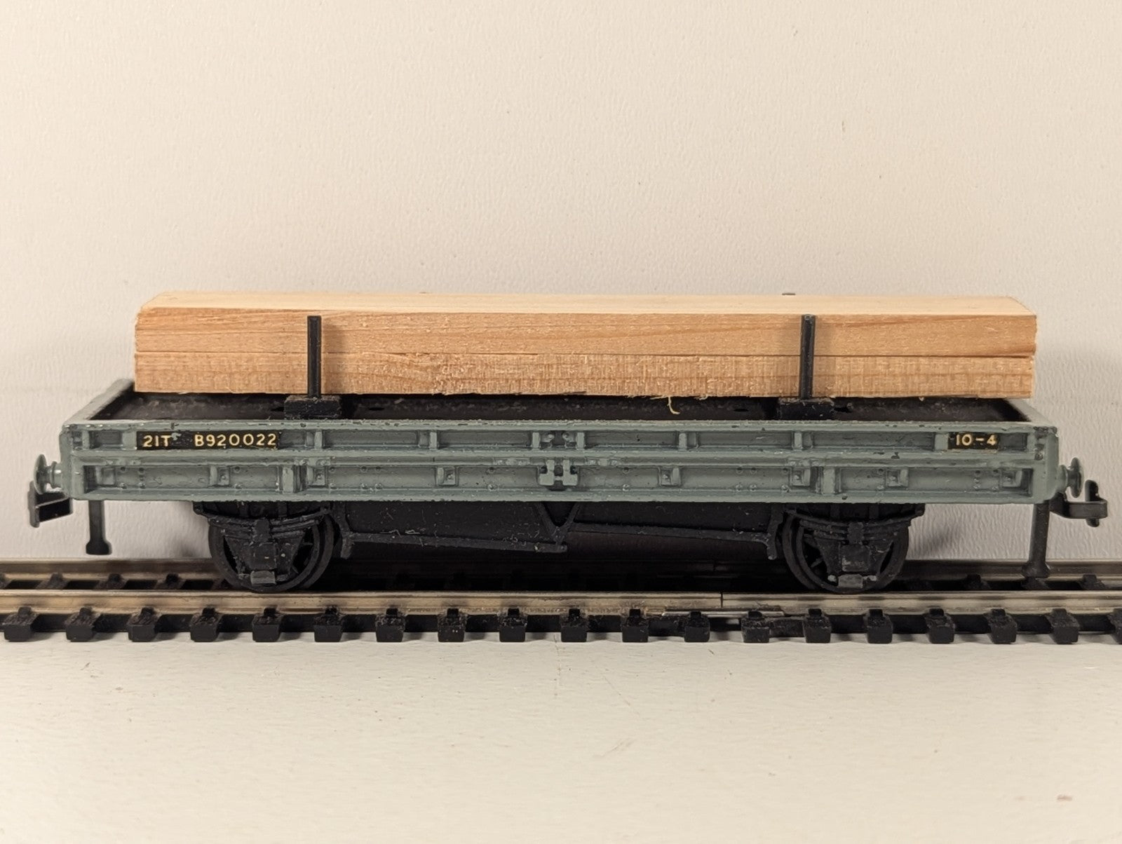 Hornby Dublo 4615 OO Gauge BR Double Bolster Wagon with Timber Load - Wrong Box