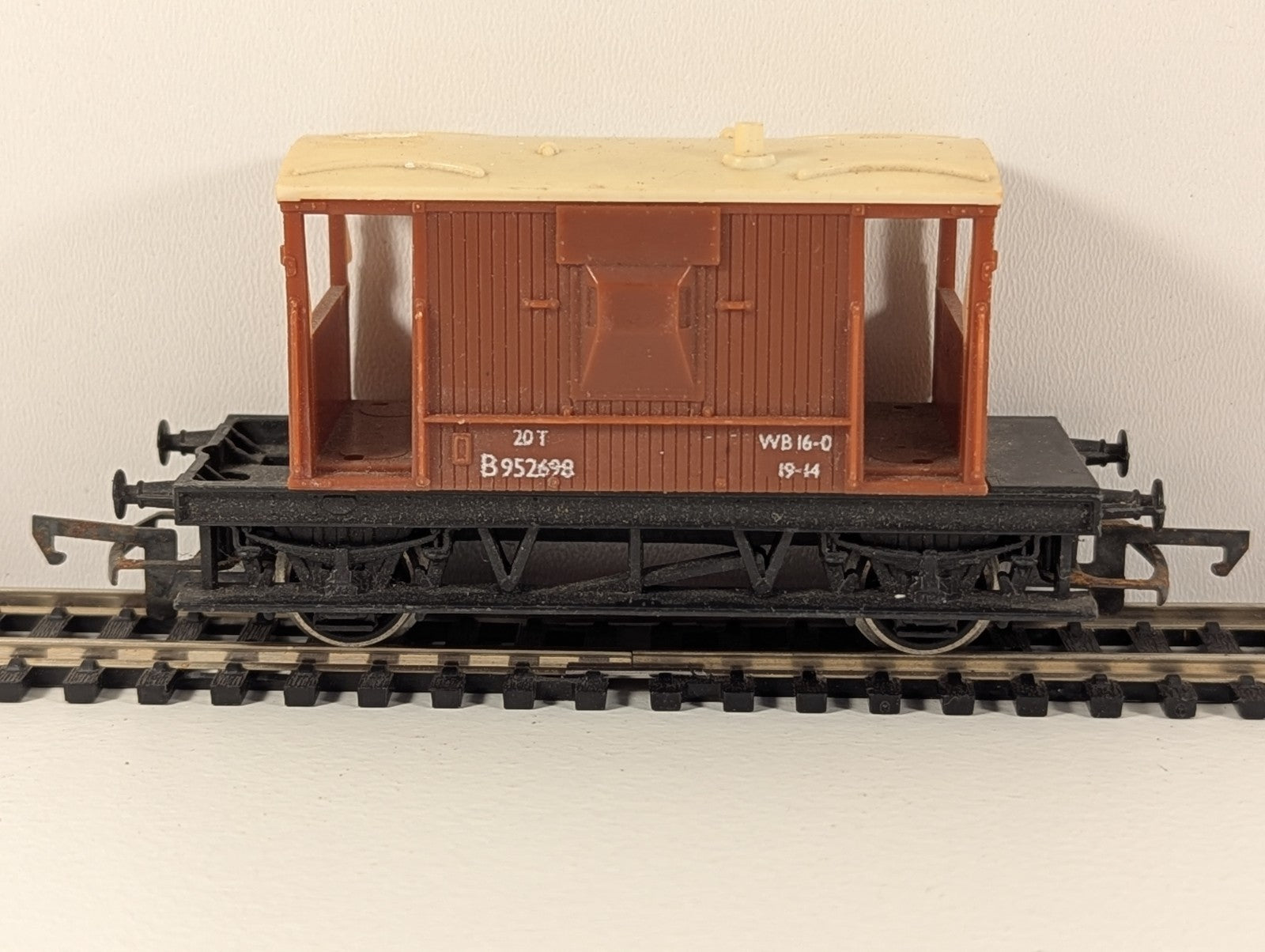 Tri-ang R016 BR 20-Ton Brake Van – OO Gauge