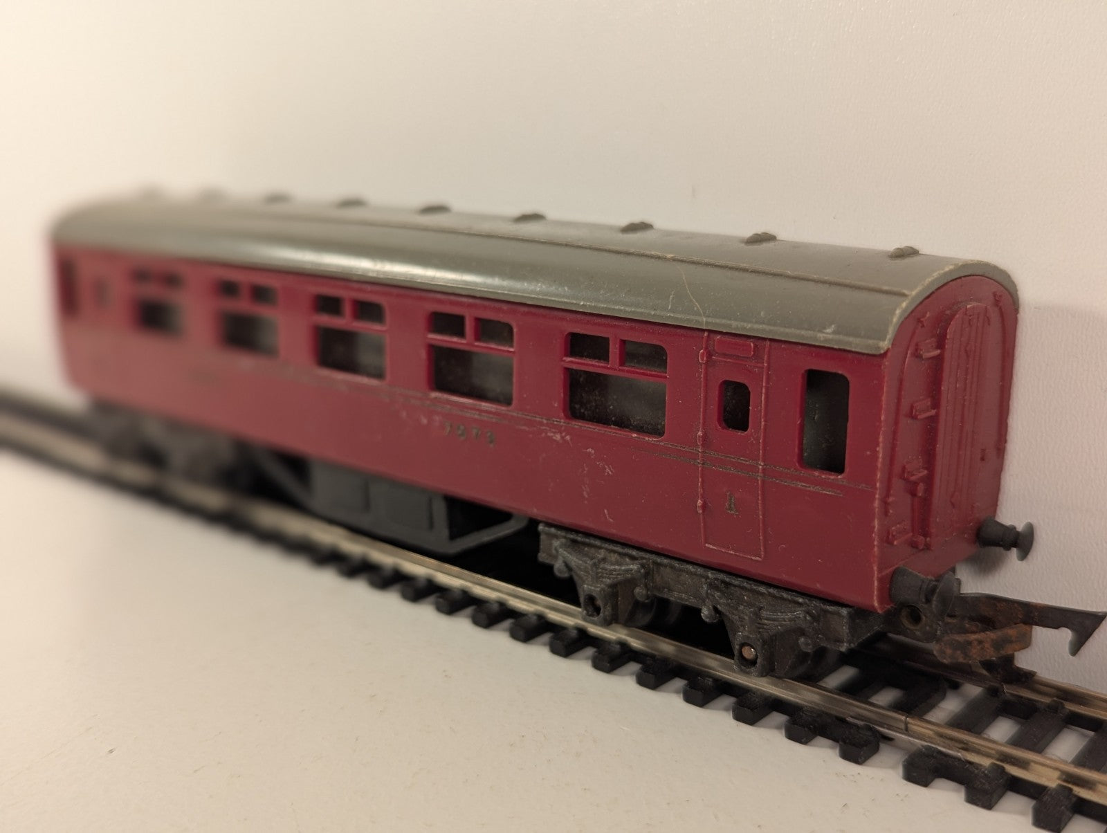 Tri-ang R20 OO Gauge LMS First Class Coach Maroon
