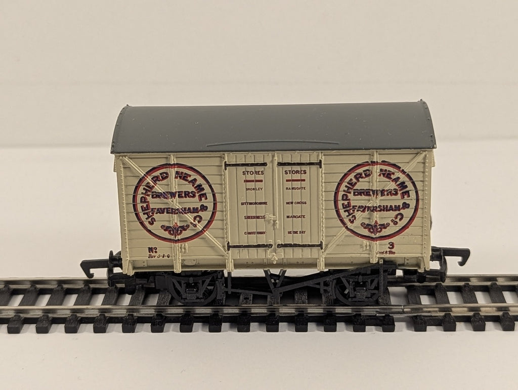 Mainline OO Gauge 12 Ton Ventilated Van Goods Wagon 3 Shepherd Neame 37-133