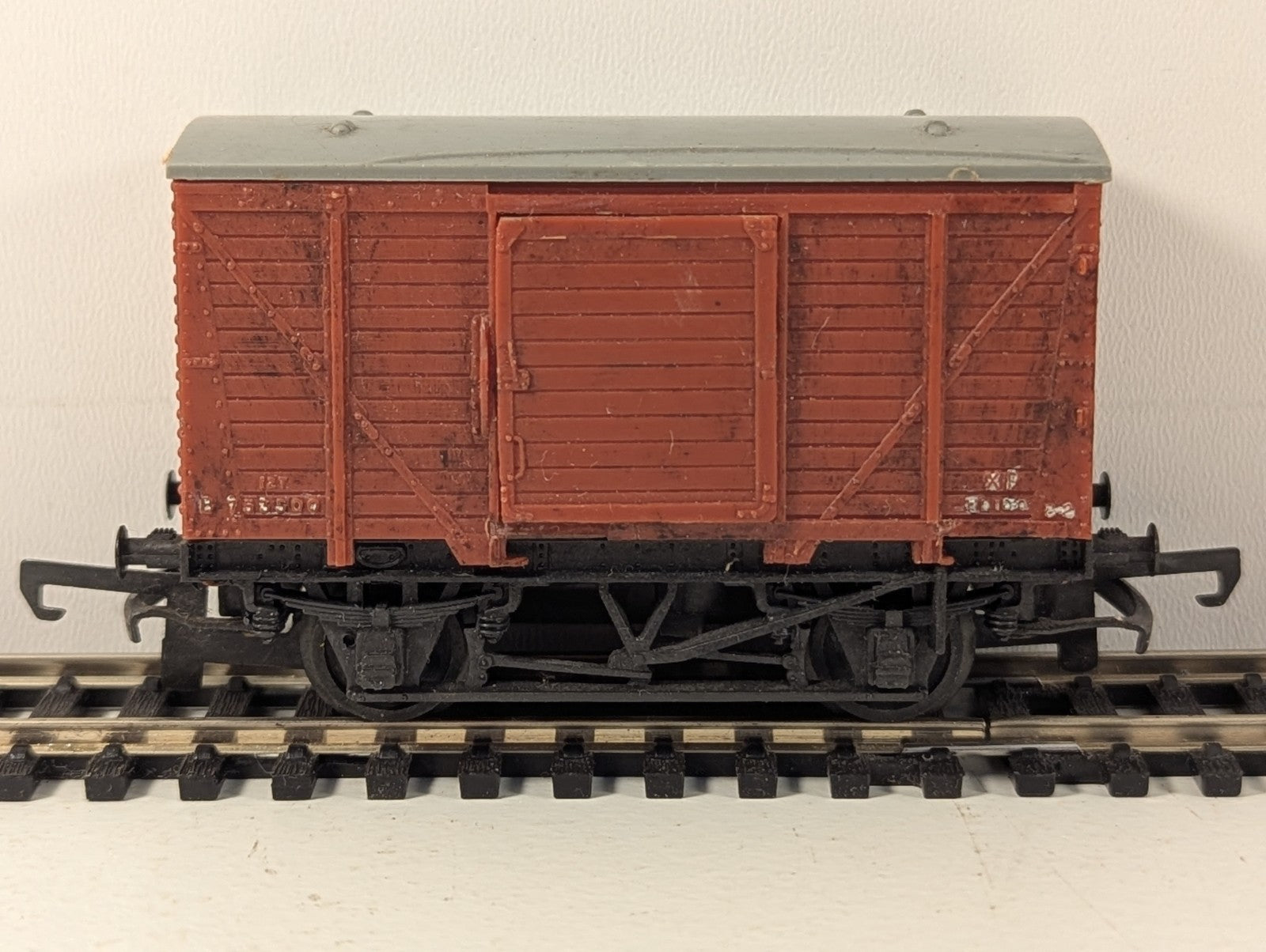 Trix 5001 BR Closed Vent Van Brown