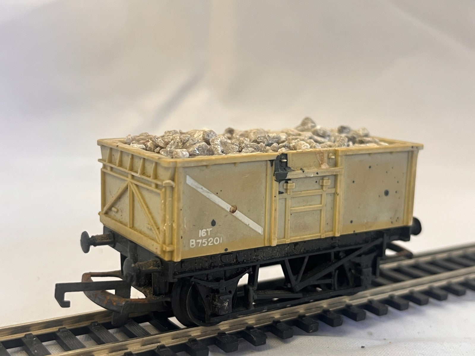Tri-ang Hornby R243 OO Gauge 16 Ton Mineral Wagon Grey