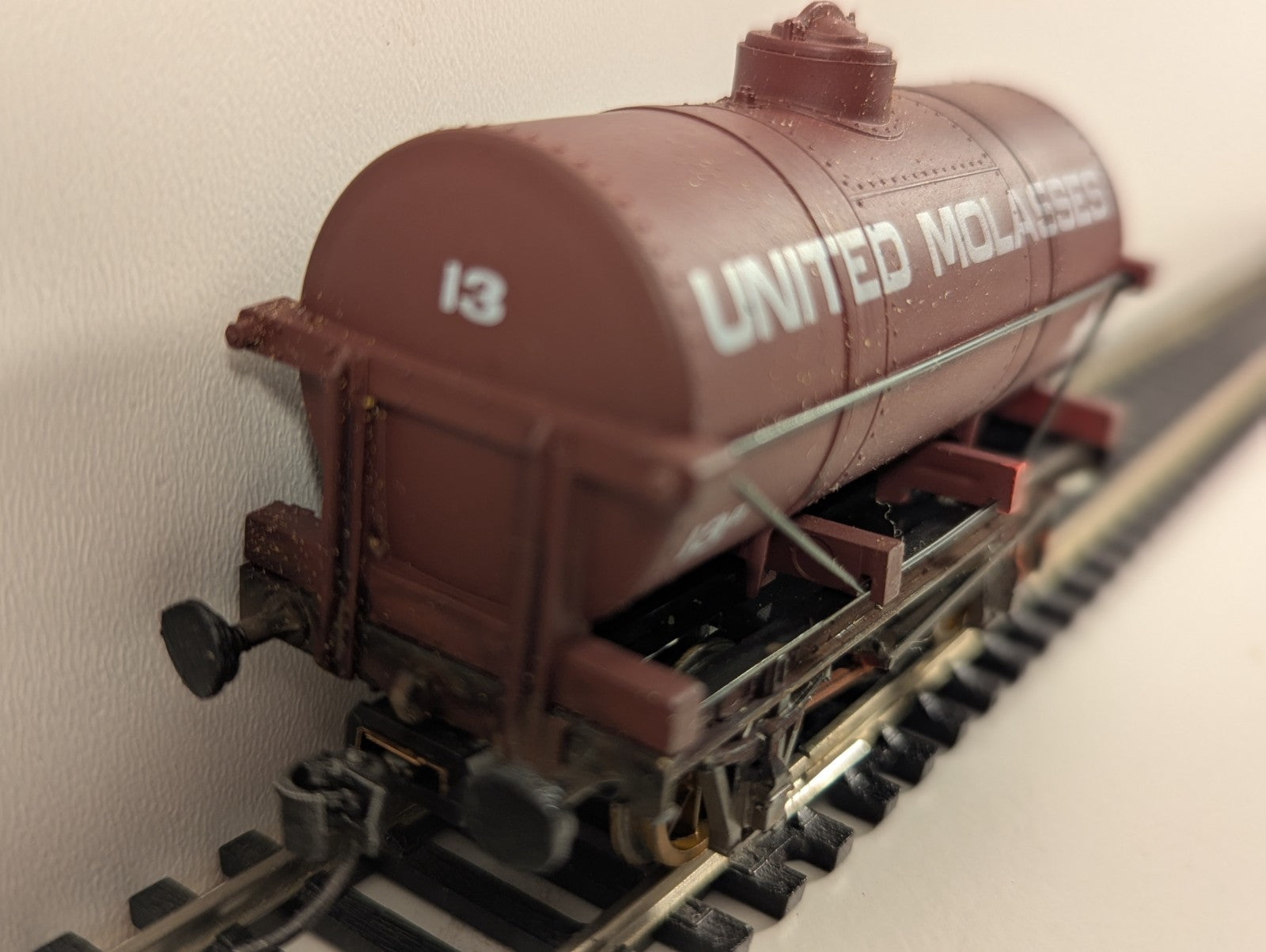 Dapol B590 12-Ton Tank Wagon – “United Molasses” – OO Gauge
