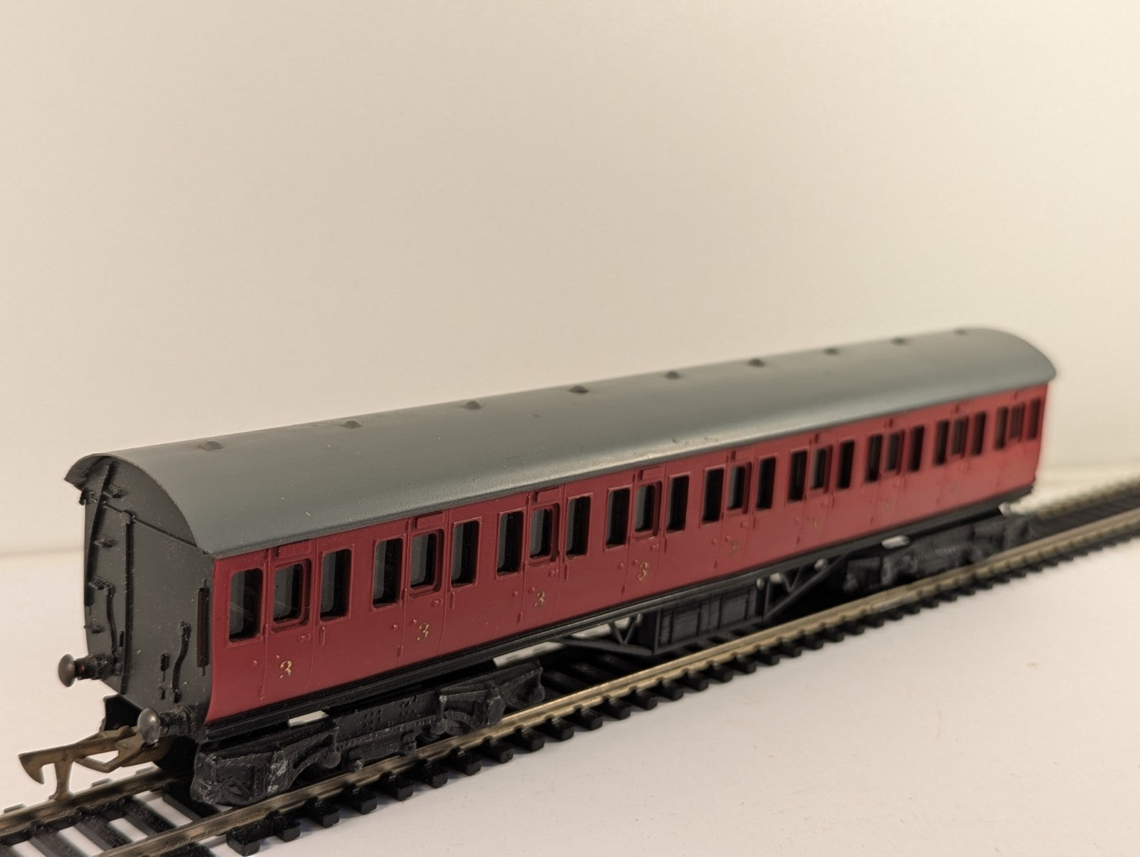 Graham Farish OO Gauge Red Freelance Suburban Bogie Coach Boxed