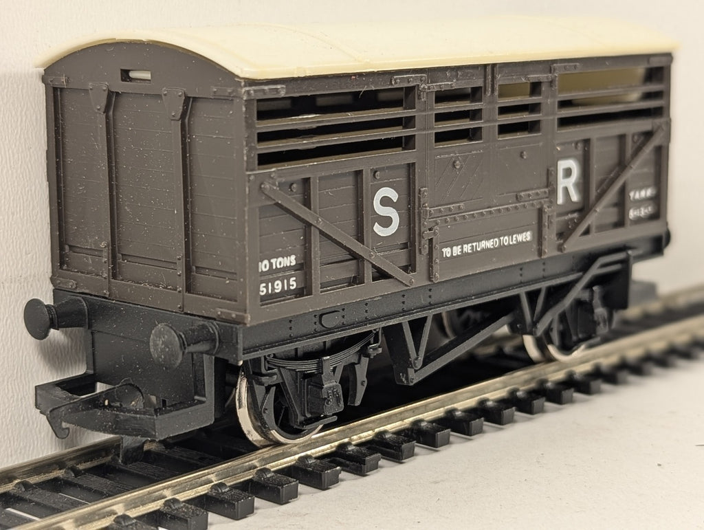 Hornby OO Gauge SR Cattle Wagon Goods Wagon 51915 SR Brown R564