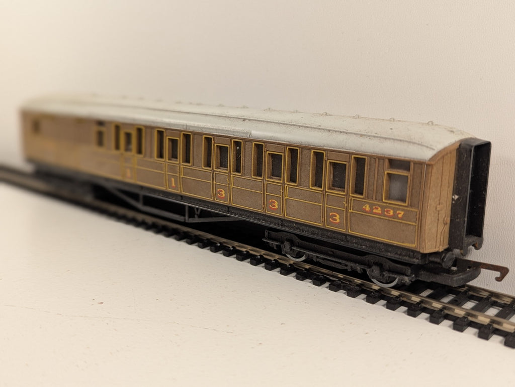 Hornby OO Gauge LNER Gresley Teak Brake Coach