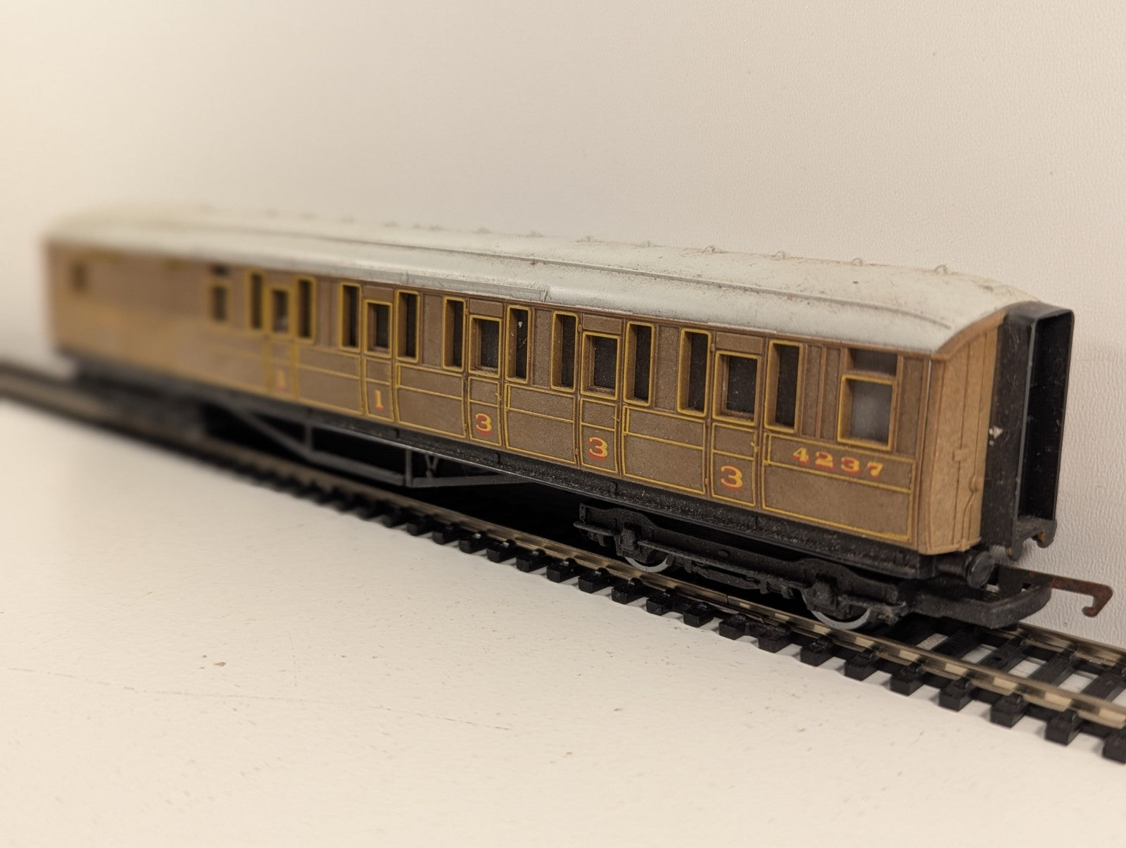 Hornby OO Gauge LNER Gresley Teak Brake Coach
