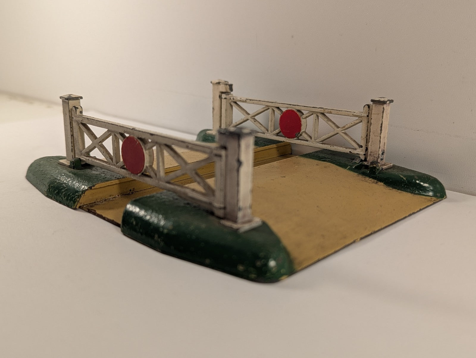 Hornby Dublo OO Gauge D1 Level Crossing