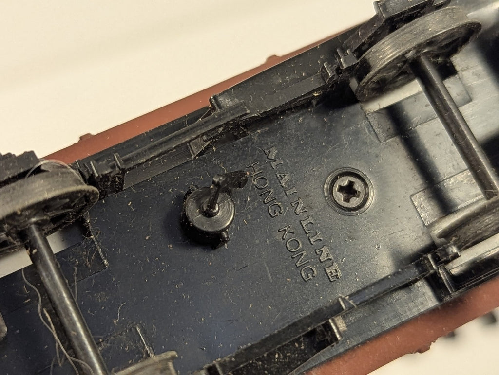 Mainline OO Gauge LNER Lowfit Wagon with LNER Furniture Removal Container