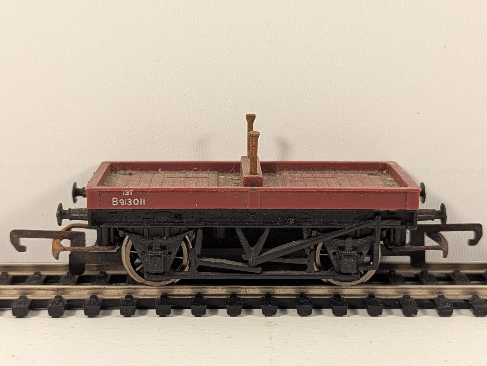 Tri-ang Railways R17 OO Gauge Red Bolster Wagon