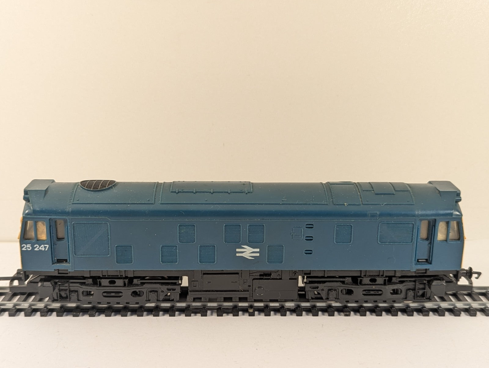Hornby R326 OO Gauge Class 25 Diesel Locomotive Poor Runner