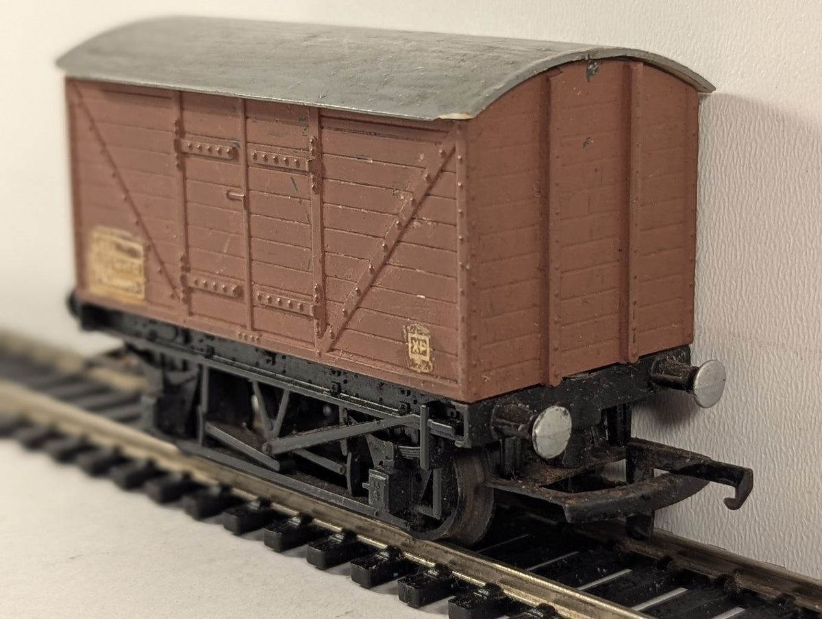Tri-ang OO Gauge 12T Ventilated Van Goods Van B750023 BR Bauxite R.12