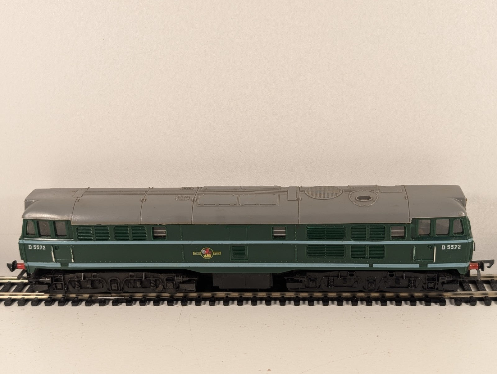 Tri-ang Hornby OO Gauge Class 31 Diesel Locomotive D5572 BR Green