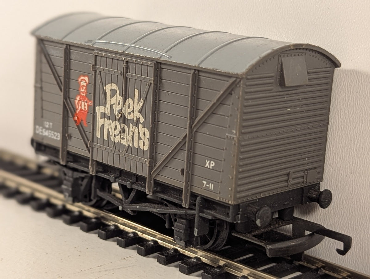 Wrenn W4318P/A OO Gauge Peek Frean’s Ventilated Van
