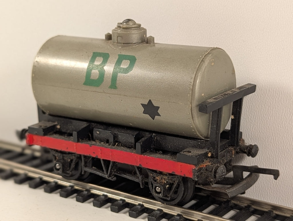 Tri-ang R12 Shell / BP Tank Wagon – OO Gauge