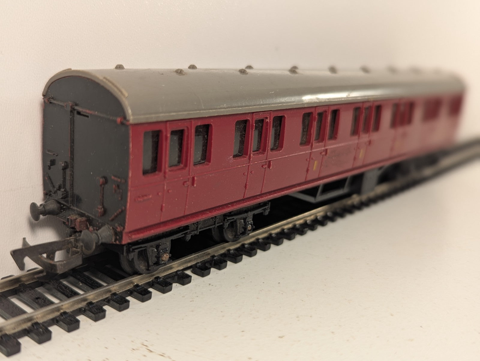 Tri-ang R121 OO Gauge BR Maroon Suburban Composite Coach