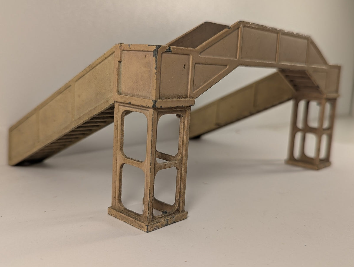 Hornby-Dublo OO Gauge D1 Footbridge Buff