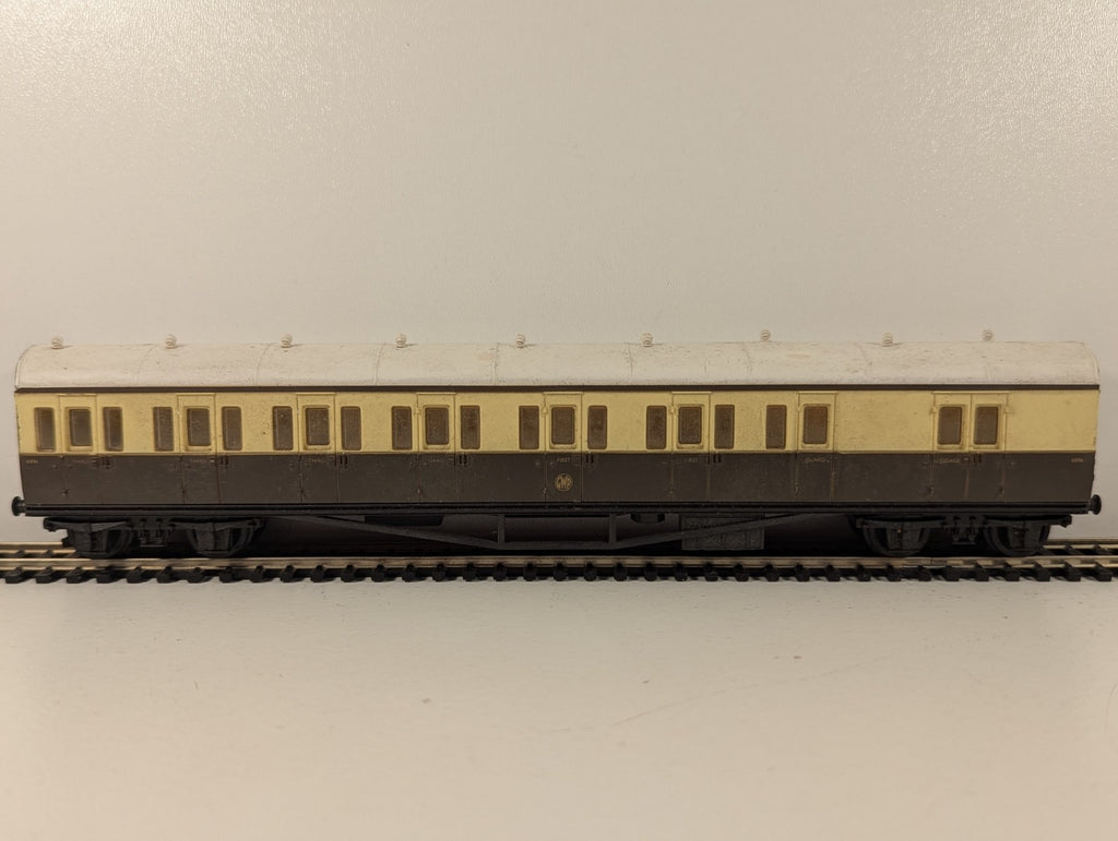 Mainline OO Gauge GWR Suburban Coach Chocolate & Cream