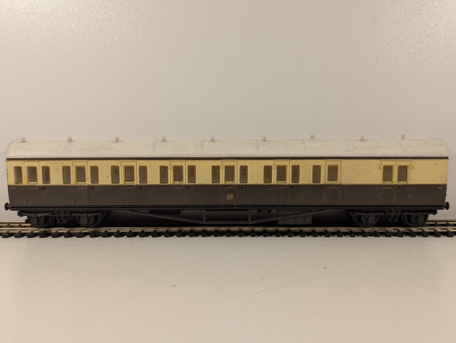 Mainline OO Gauge GWR Suburban Coach Chocolate & Cream