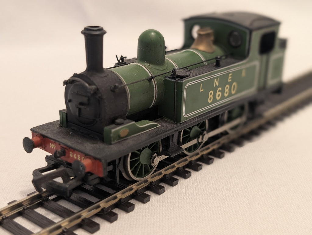 Bachmann Branchline OO Gauge LNER J72 Tank Locomotive No.8680 – Lined Green