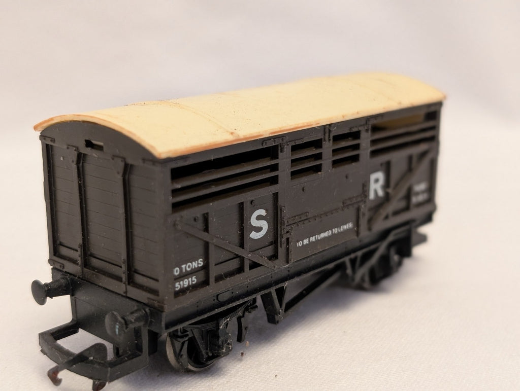 Hornby OO Gauge SR Cattle Wagon Goods Wagon 51915 SR Brown