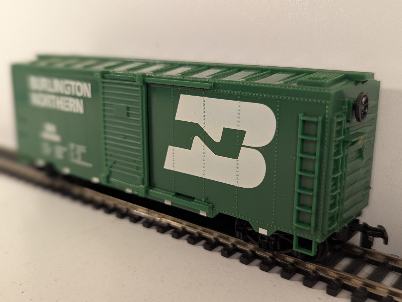 Industrial Rail HO Scale Burlington Northern 40ft Sliding Door Boxcar