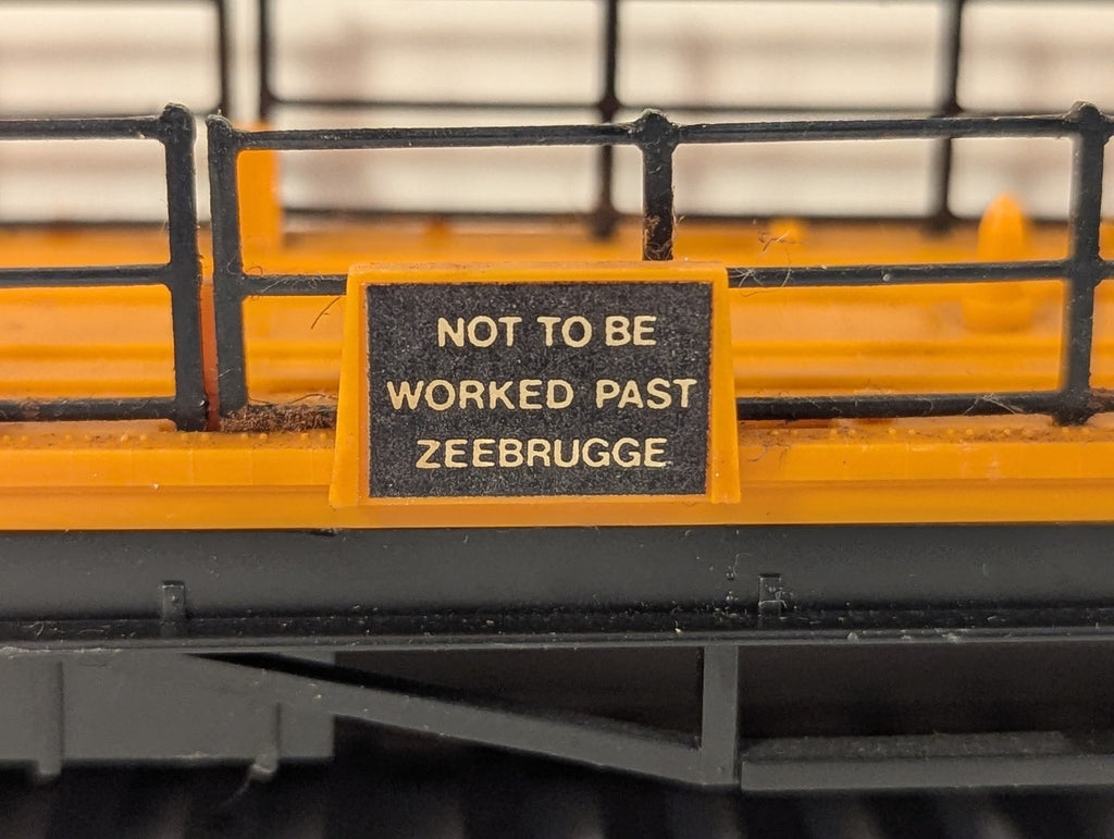 Hornby OO Gauge Ferry Ramp Wagon Goods Wagon Orange / Black R127