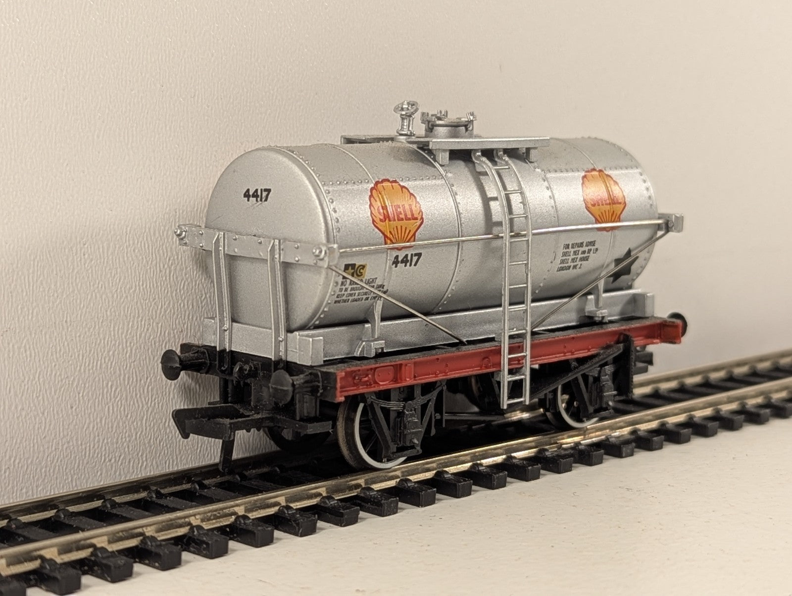 Bachmann OO Gauge 14-Ton Silver Petrol Tank Wagon - Wrong Box