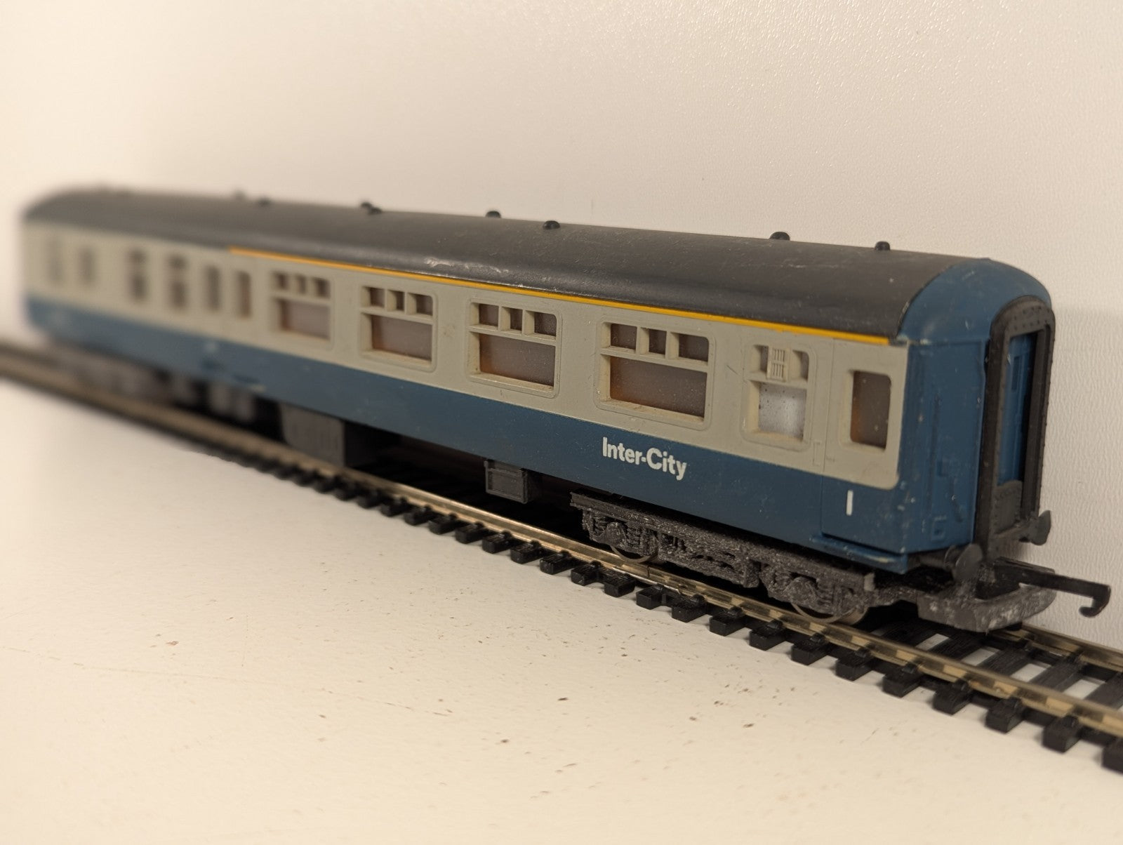 Lima L305303 OO Gauge Mk2B Brake Corridor 1st Coach Blue & Grey