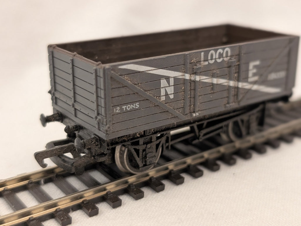 Mainline OO Gauge 37-126 7 Plank Wagon NE Loco Coal Grey