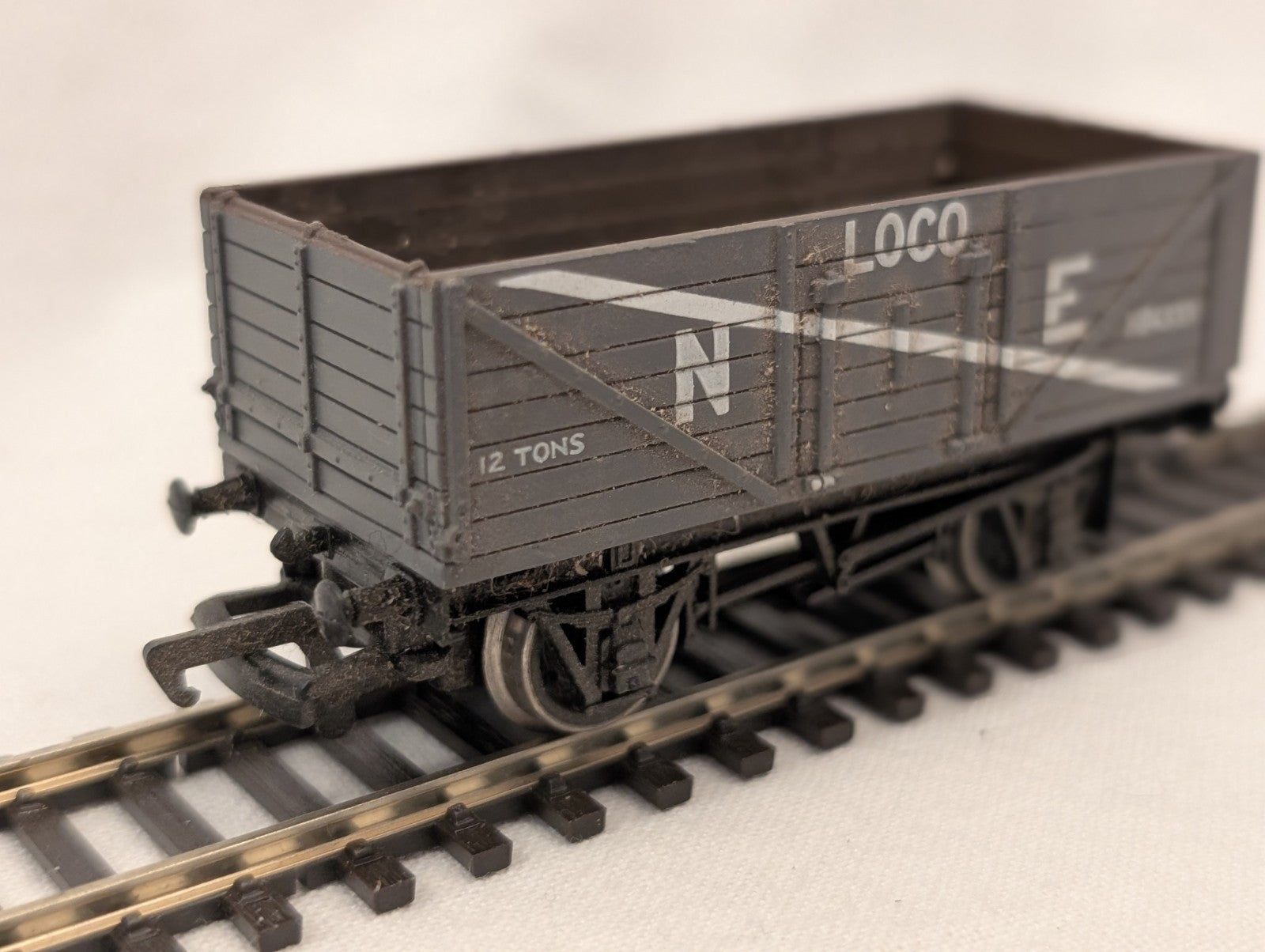 Mainline OO Gauge 37-126 7 Plank Wagon NE Loco Coal Grey
