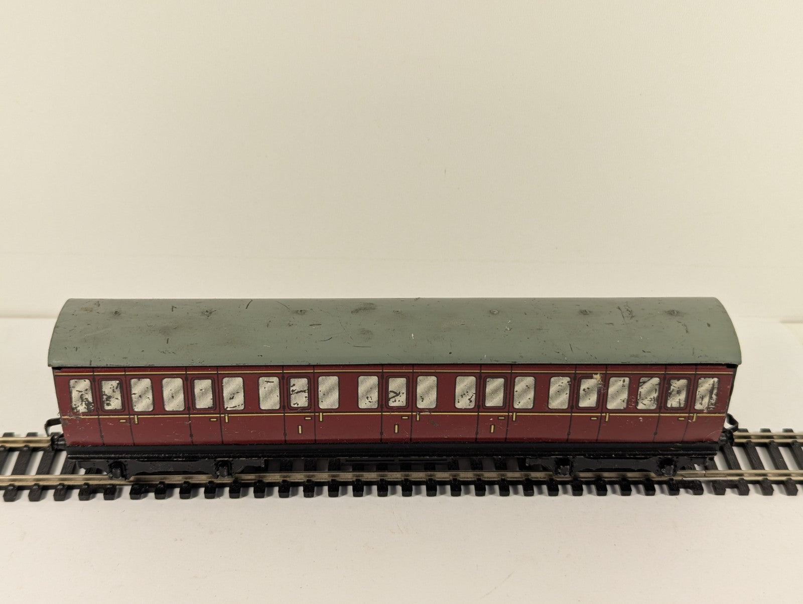 Hornby Dublo OO Gauge Tinplate BR Mk1 1st Class Suburban Coach Maroon